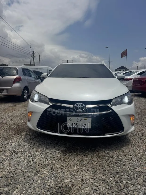 Toyota Camry SE 4dr Sedan (2.5L 4cyl 6A) 2017 White · Photo 1