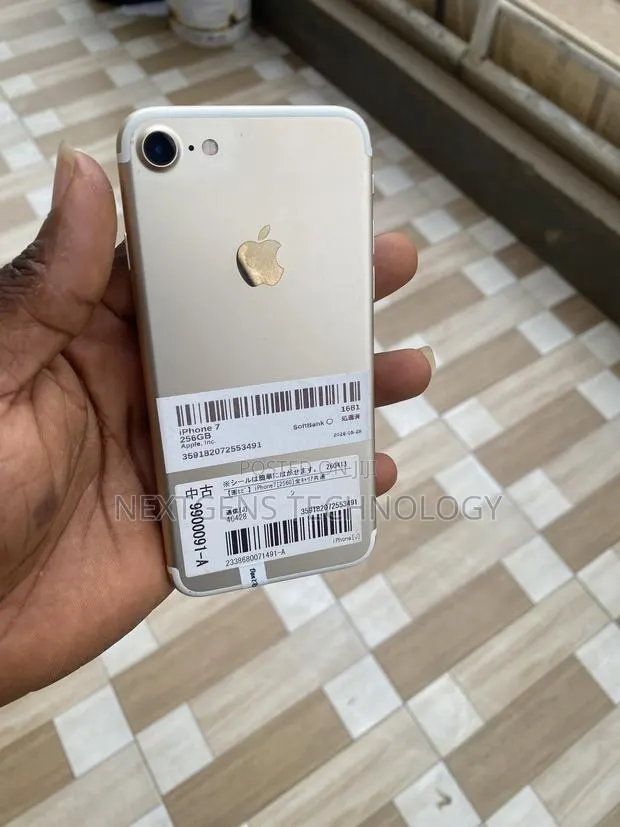 Apple iPhone 7 256 GB Gold · Photo 1