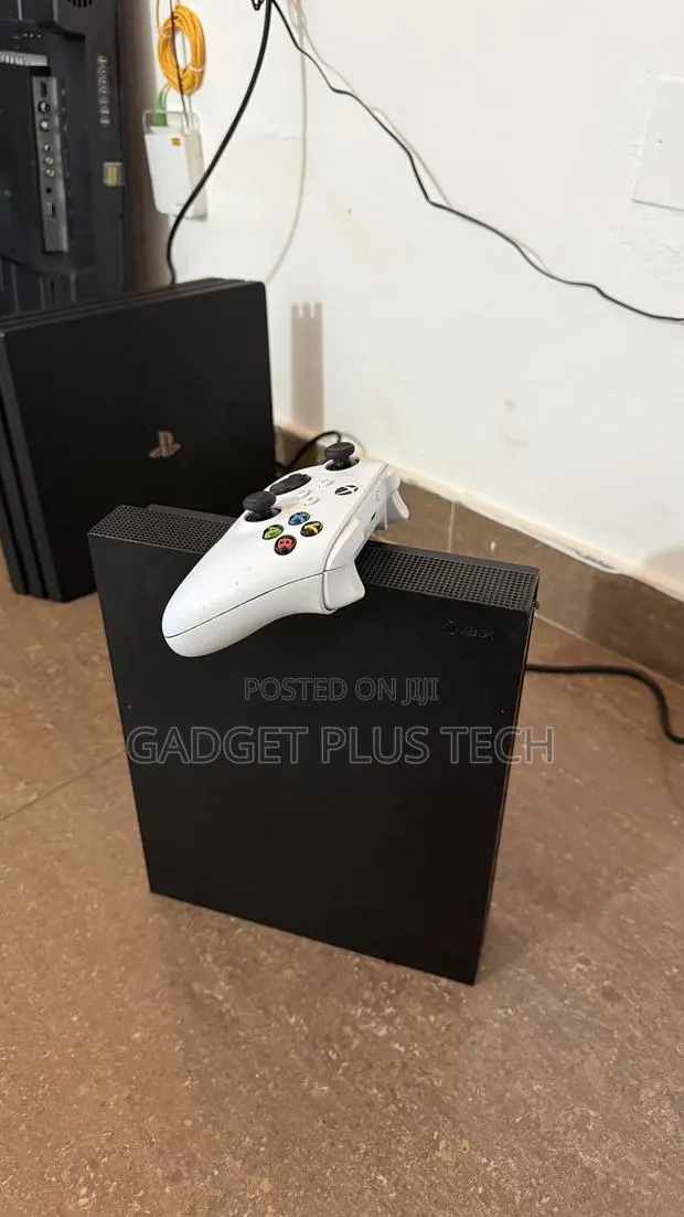 Xbox One X 1TB Storage 1 Xbox One X Pad · Photo 1