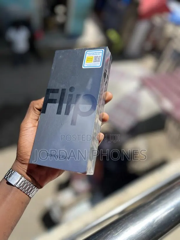 New Samsung Galaxy Z Flip4 256 GB Black · Photo 1