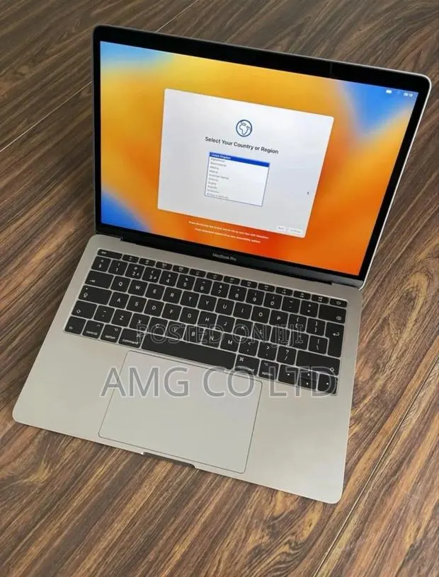 Laptop Apple MacBook Pro 2017 16GB Intel Core I7 SSD 256GB · Photo 1