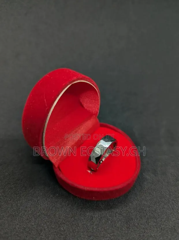 Ceramic Wedding Ring (Silver) · Photo 1