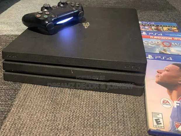 PS4 Pro With One Controllers · Photo 1