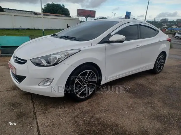 Hyundai Avante 2013 White · Photo 1