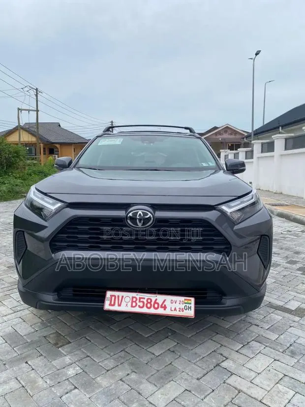 Toyota RAV4 XLE 2025 Gray · Photo 1