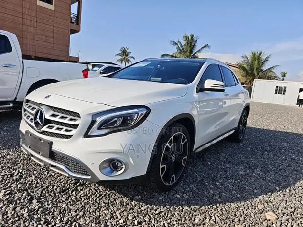 Mercedes-Benz GLA-Class 2018 White · Photo 1