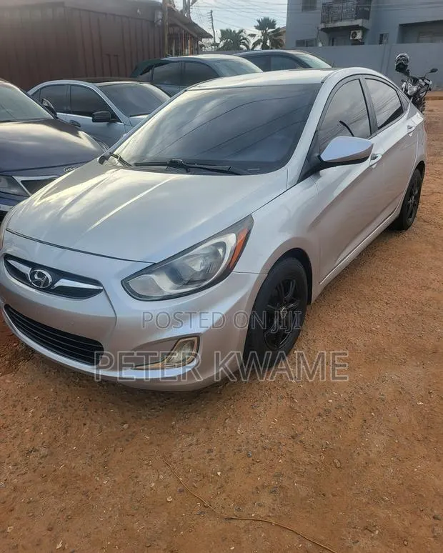 Hyundai Accent SE 4dr Hatchback (1.6L 4cyl 6A) 2014 Silver · Photo 1