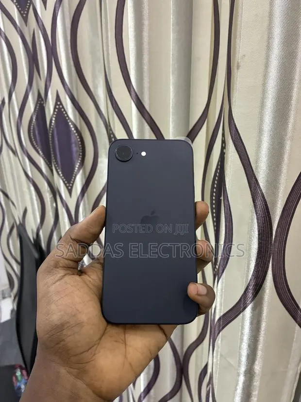 New Apple iPhone 16e 128 GB Black · Photo 1