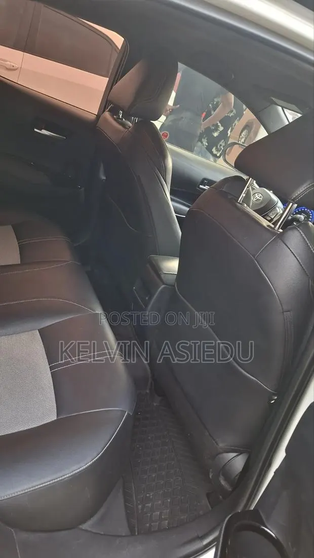 Toyota Corolla Hatchback 2020 White · Photo 1