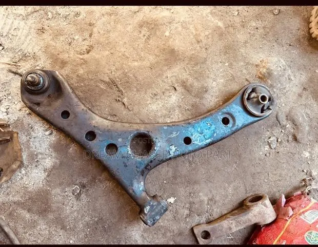 Toyota Voxy Front Lower Arm · Photo 1