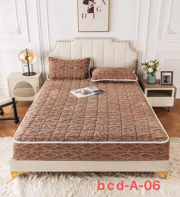 Queen Size Fluffy Bedcover · Photo 1