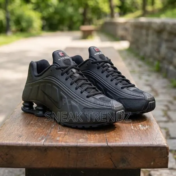 Nike Air Shox R4 Black · Photo 1