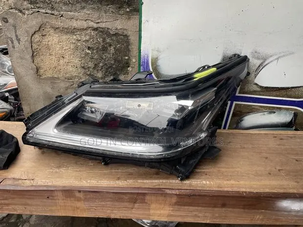 Lexus LX 570 Headlight · Photo 1