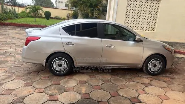 Nissan Versa 2015 Silver · Photo 1