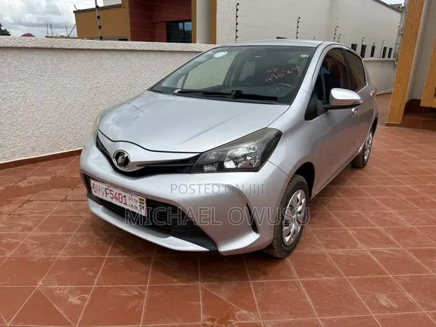 Toyota Vitz 2015 Silver · Photo 1