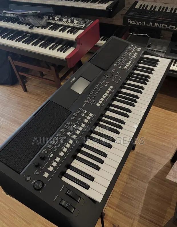 Yamaha PSR SX-600 Arranger Workstation Keyboard With Bag · Photo 1