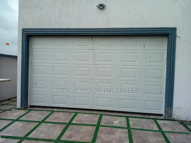 Automatic Garage Door With Motor · Photo 1