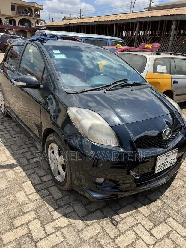 Toyota Vitz 1.3 FWD 5dr 2010 Black · Photo 1