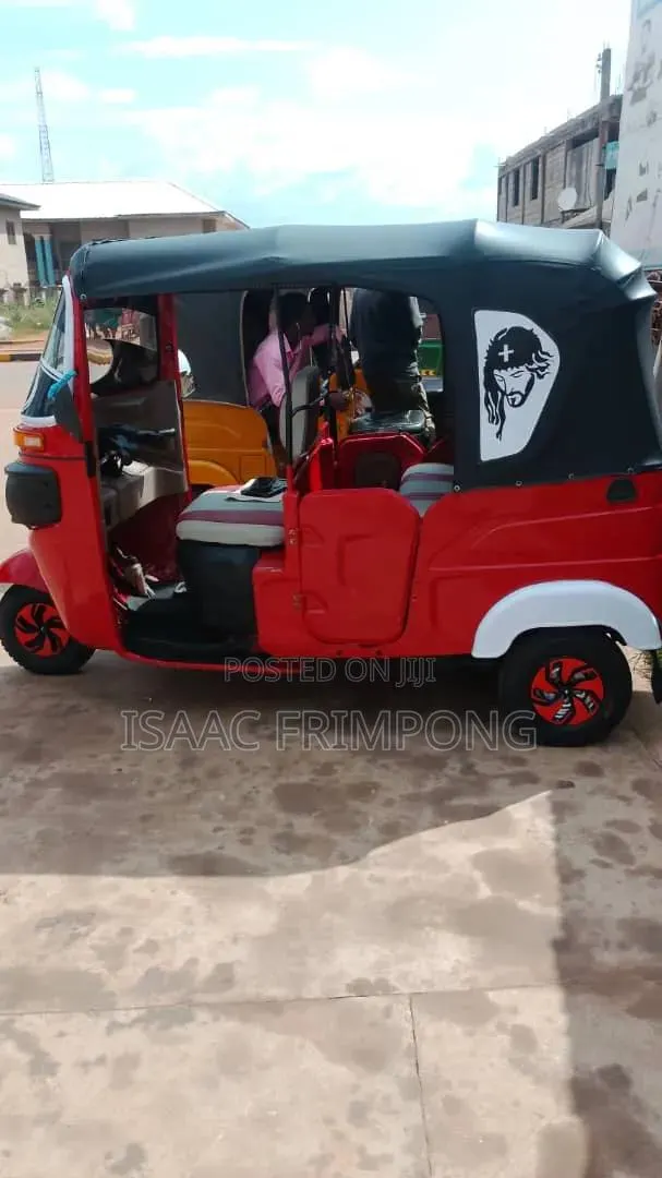 Bajaj RE 2024 Red · Photo 1