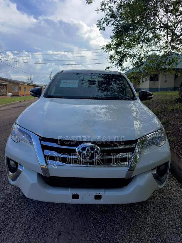 Toyota Fortuner 2019 White · Photo 1