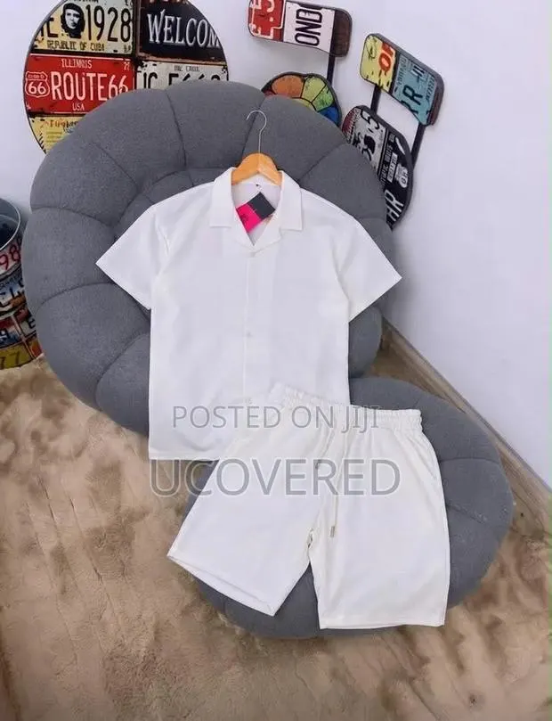 Casual Men's Short-Sleeve Button-Up Shirt and Drawstring Shorts · Photo 1