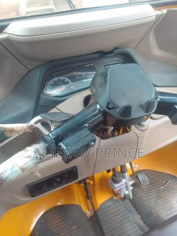 Bajaj RE 2026 Yellow · Photo 1