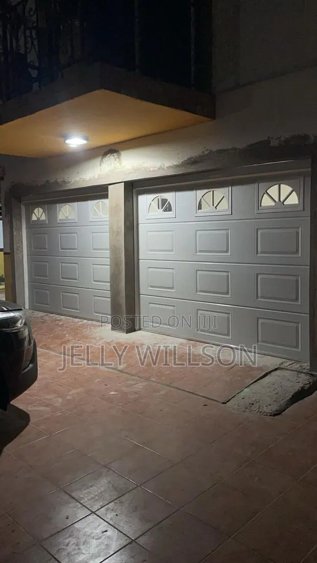 Fanlight Double Garage Door 9 X 8 · Photo 1