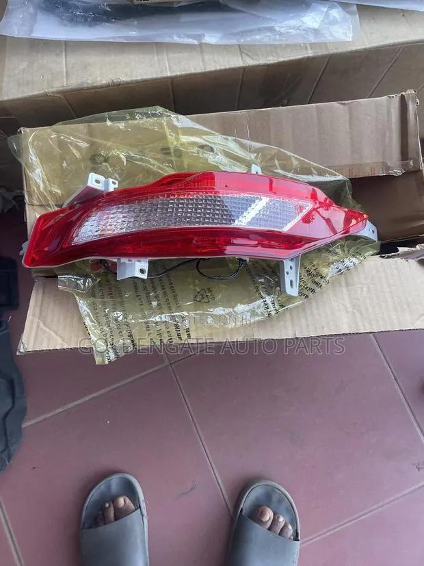 Hyundai Tucson 2022 2023 2025 Back Bumper Reflector Pair · Photo 1