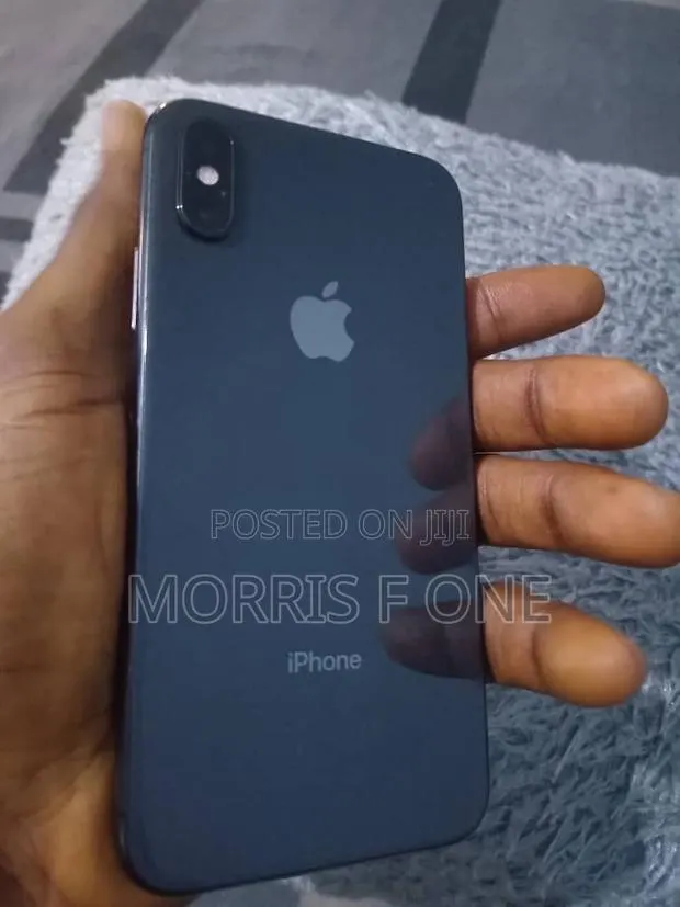 Apple iPhone XS 64 GB Black · Photo 1
