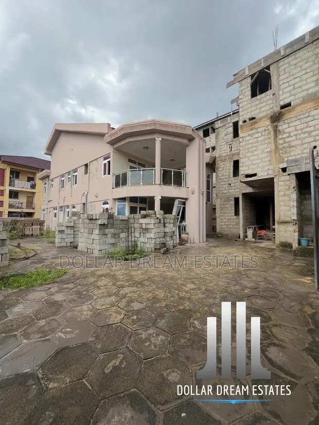 13 Bedroom Hostel on Sale · Photo 1