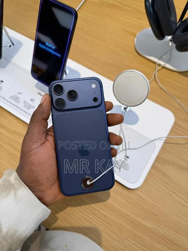 New Apple iPhone 17 Pro Max 256 GB Blue · Photo 1