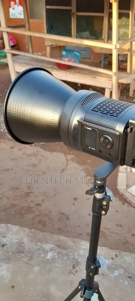 Studio Video Light COB Light With C-Stand Softbox for Rent · Photo 1