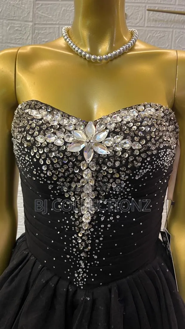 Coset Beaded With Crystal Stones Available · Photo 1
