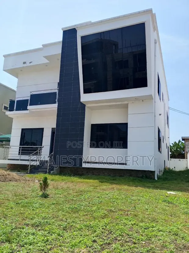 4bdrm Duplex in Community 18, Spintex for rent · Photo 1