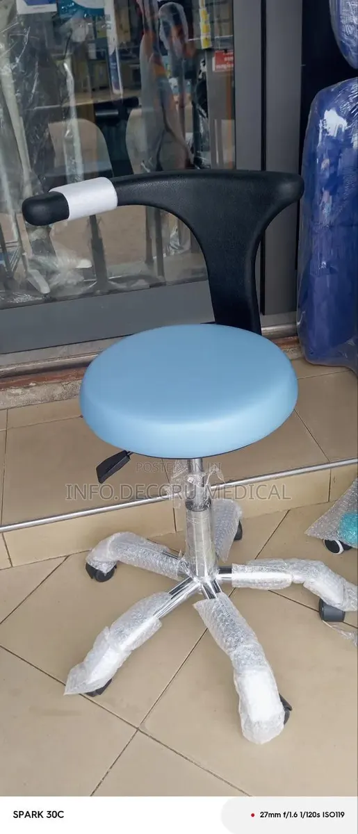 Theatre Stool With Backrest · Photo 1