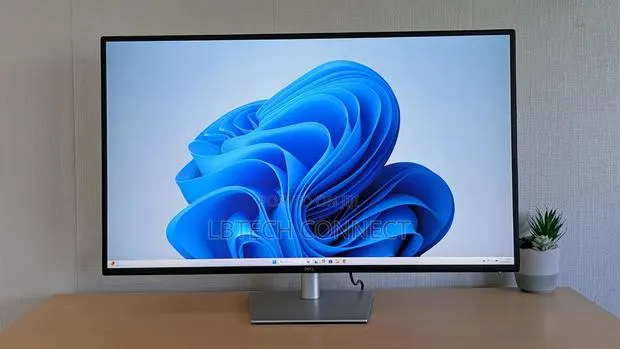 Dell UltraSharp 43 USB-C Hub Monitor (U4323QE) · Photo 1