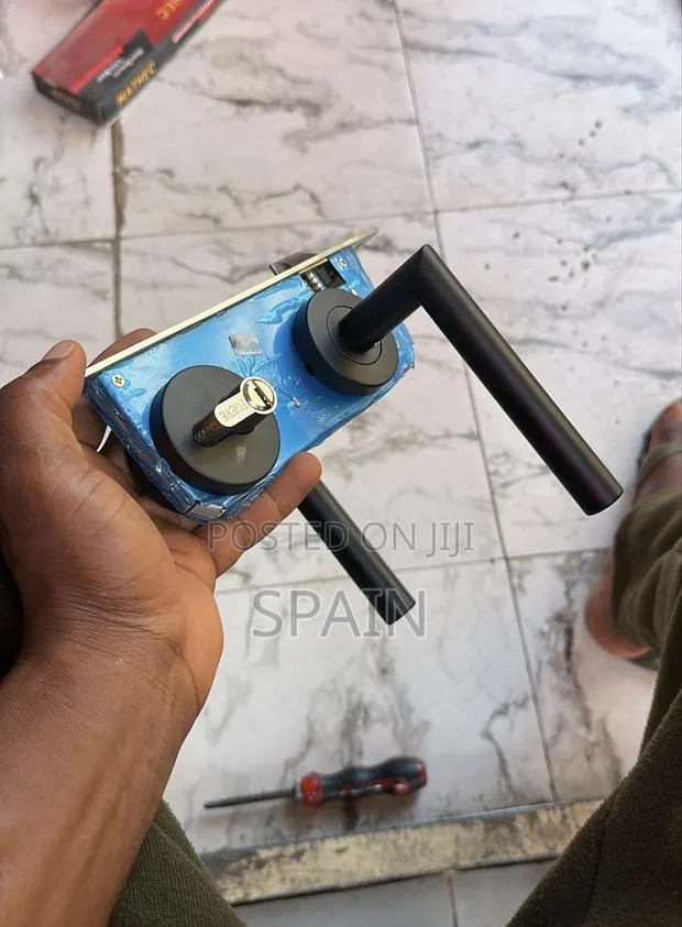 Separate Door Locks · Photo 1