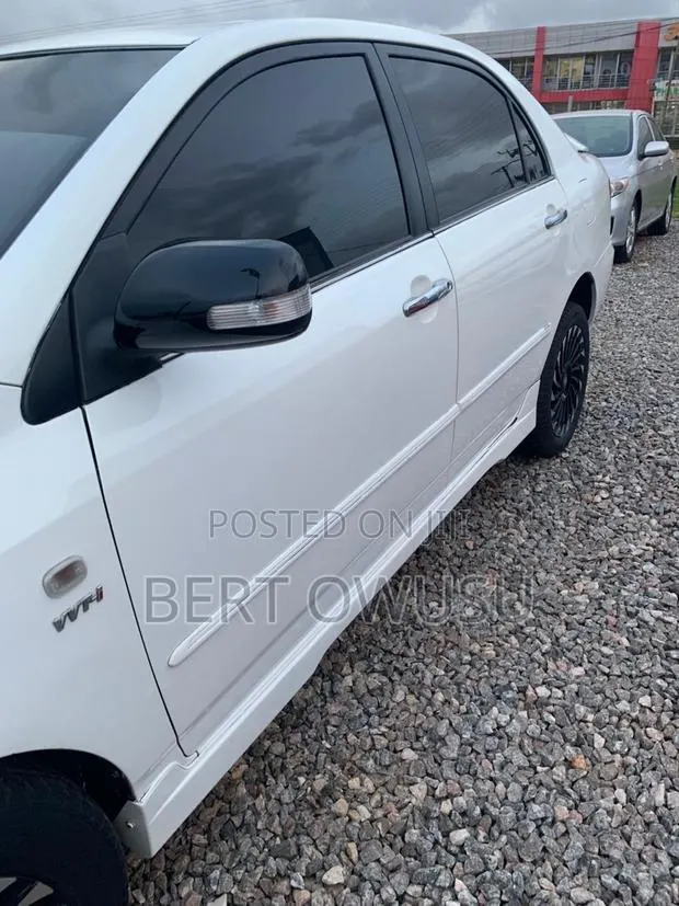 Toyota Corolla 2010 White · Photo 1