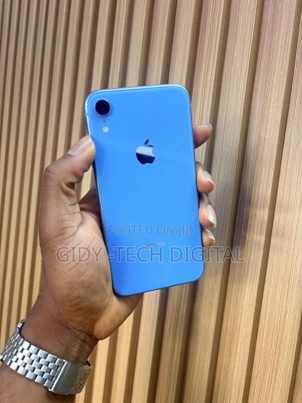 Apple iPhone XR 128 GB Blue · Photo 1