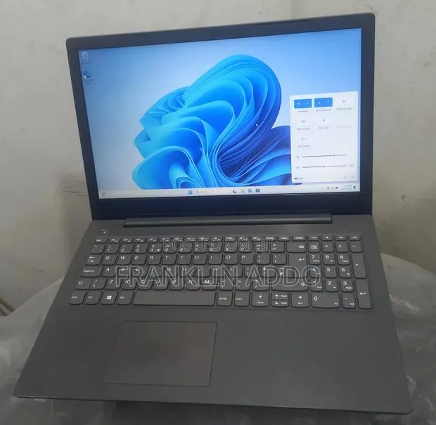 Laptop Lenovo V130-15IKB 8GB Intel Core i5 SSD 256GB · Photo 1