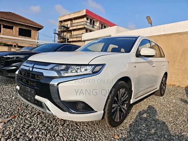 Mitsubishi Outlander 2021 White · Photo 1