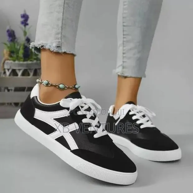 Sleek Casual Lace-Up Women's Sneakers · Photo 1
