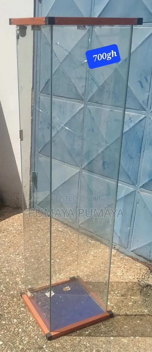 Glass Display Case · Photo 1