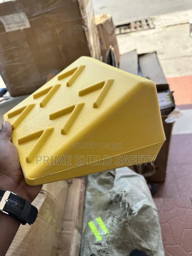 Heavy-Duty Rubber Wheel Chock · Photo 1