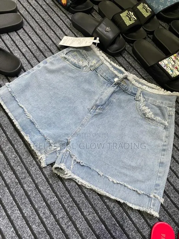 Light‐Wash Frayed Hem Denim Shorts — Ladies Casual High‐Waist Style · Photo 1