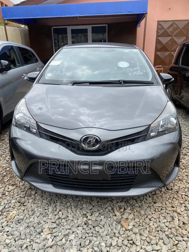 Toyota Vitz 1.3 AWD 5dr 2015 Gray · Photo 1
