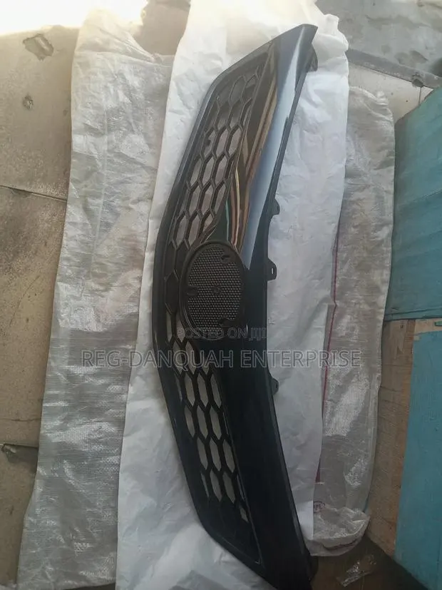 Toyota Camry 2012-2014 Top Grille Sports · Photo 1