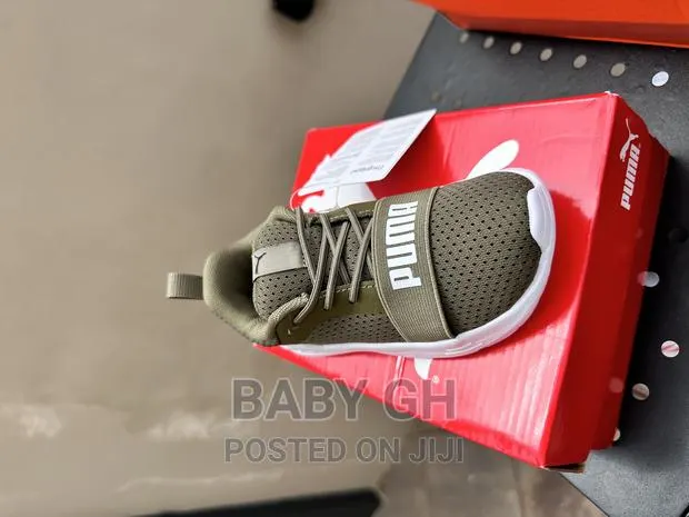 Puma Sneakers · Photo 2