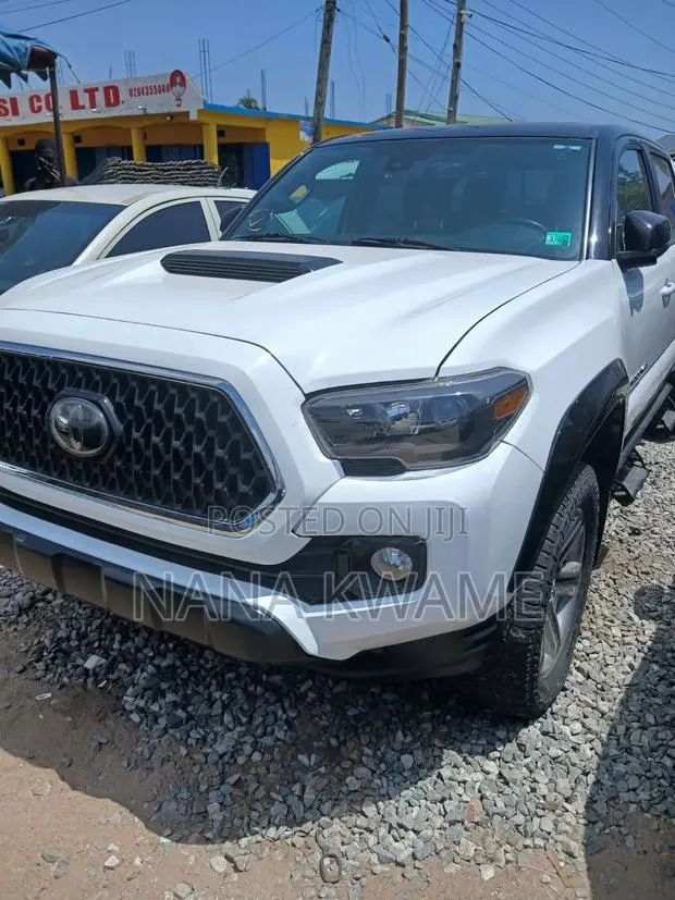 Toyota Tacoma 2020 White · Photo 1