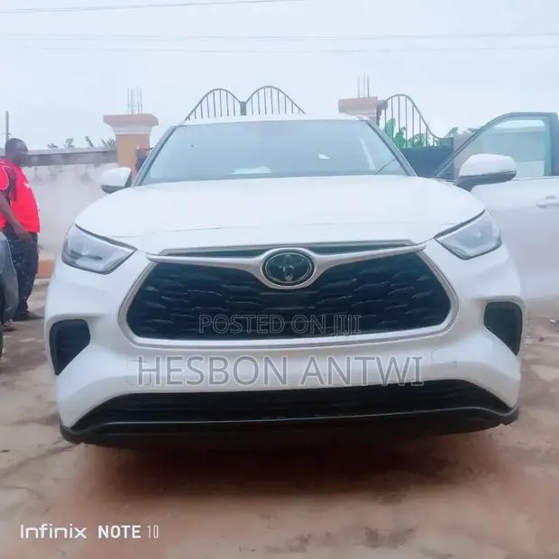 Toyota Highlander LE AWD 2020 White · Photo 1